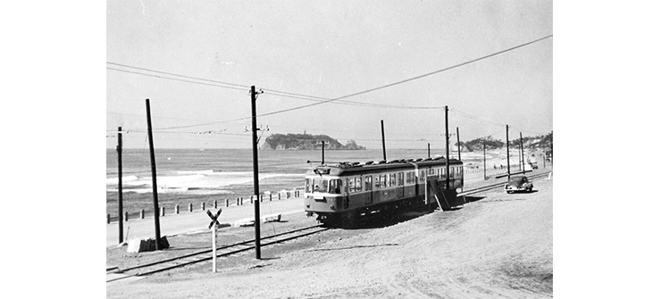 1958（昭和33）年頃、現在の七里が浜高校付近を走る江ノ電。